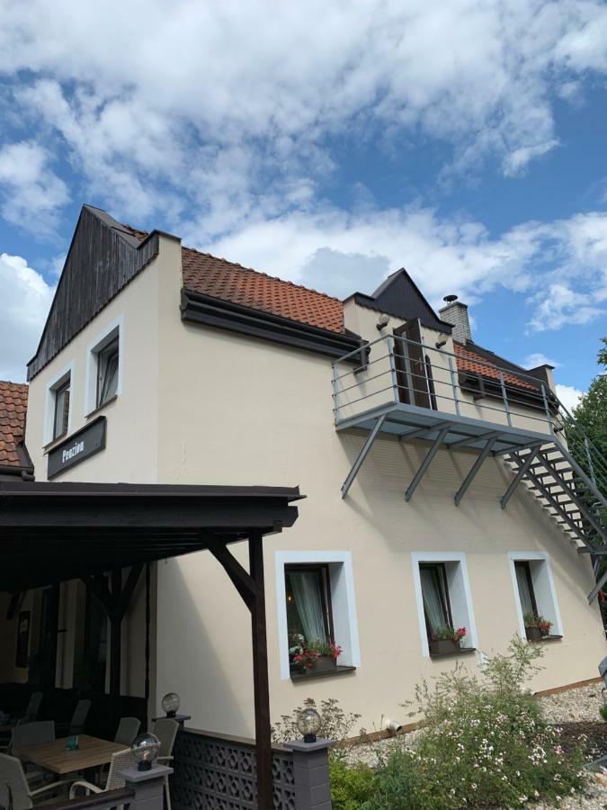 Penzion & Restaurace U Vily Sezimovo Usti ภายนอก รูปภาพ